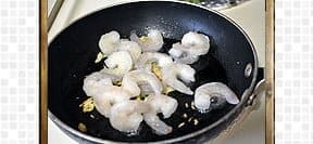 adding shrimps to the pan to make Spicy Shrimp 
