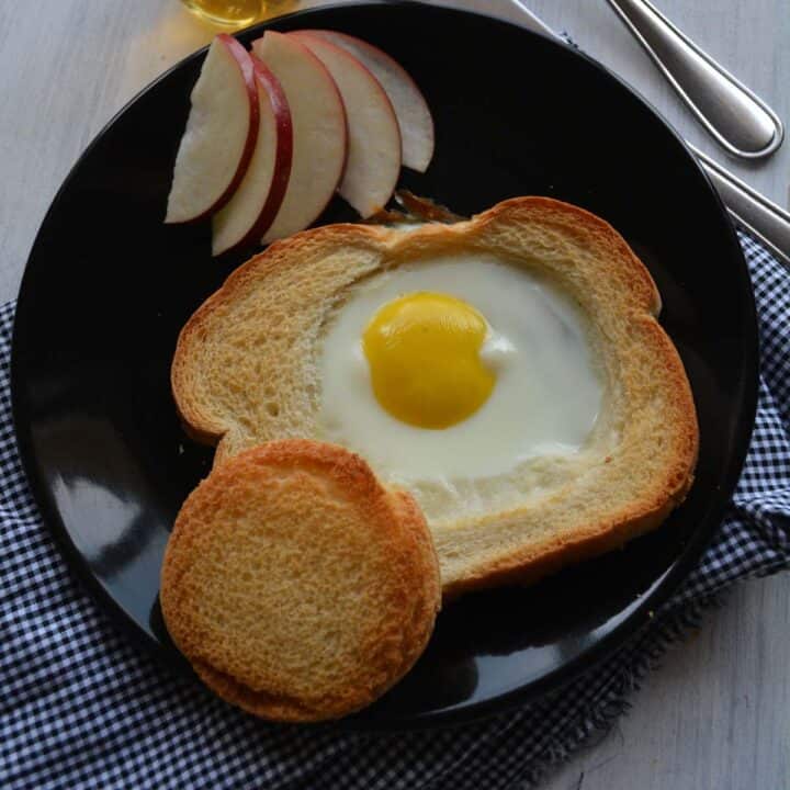 baked egg bread in a hole