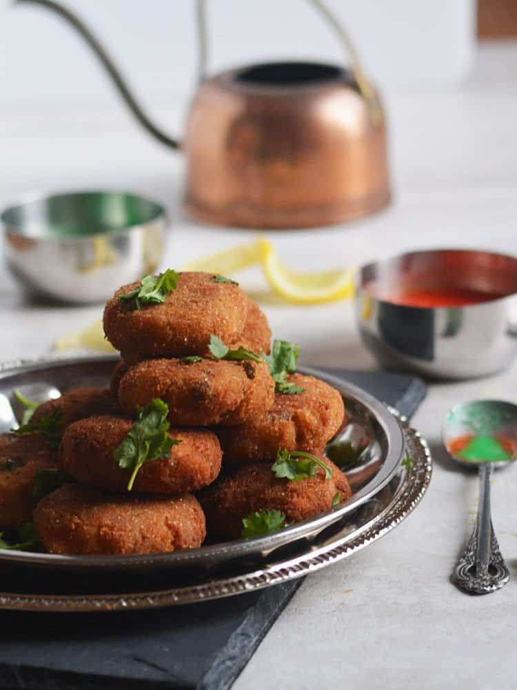 Potato Cutlet Recipe / Aaloo  Tikki is the simple and easy appetizer perfect companion for tea time. And an very easy to make for large gatherings and parties. This recipe yields crispy outside, soft and moisture filling inside with much flavors.