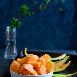 HOW TO CUT CANTALOUPE (TIPS AND TECHNIQUES)