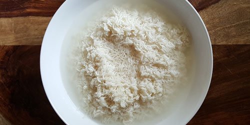 Wash and rinse Basmati rice, and soak it in water for about 20 minutes for Kashmiri pulao.
