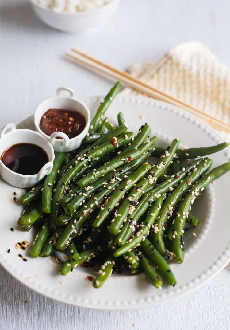 Chinese green beans made with soy sauce, rice vinegar, chili paste and sesame seeds. Looks gorgeously with sprinkled sesame seeds. | pepperbowl.com