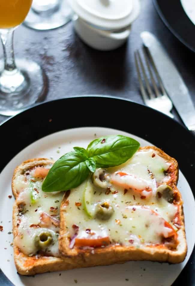 Making Bread pizza on pan is the simplest of all pizza recipes. This vegetarian Indian style recipe on made on tawa/pan. 