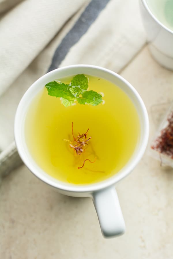How to make saffron tea? Is not the common question that everyone has? In fact, many of you do not hear of making tea with saffron.