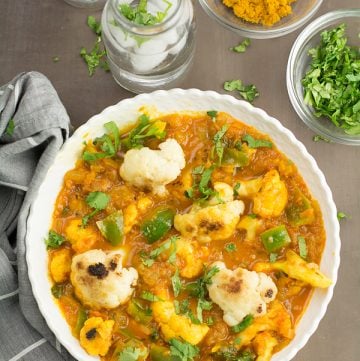Indian cauliflower curry recipe is simple and delicious. Great to serve with rice and Indian flatbreads like roti or naan. One of the best Indian style recipe for cauliflower.