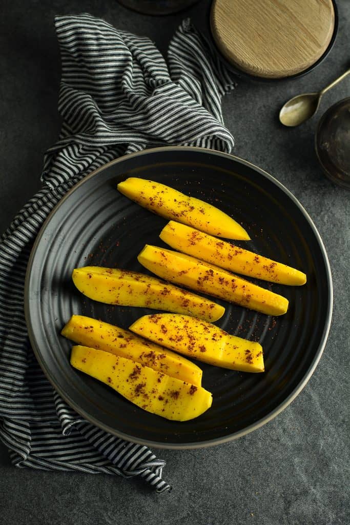 La recette simple comme ce chili à la mangue frais et épicé ne nécessite aucune compétence en cuisine.