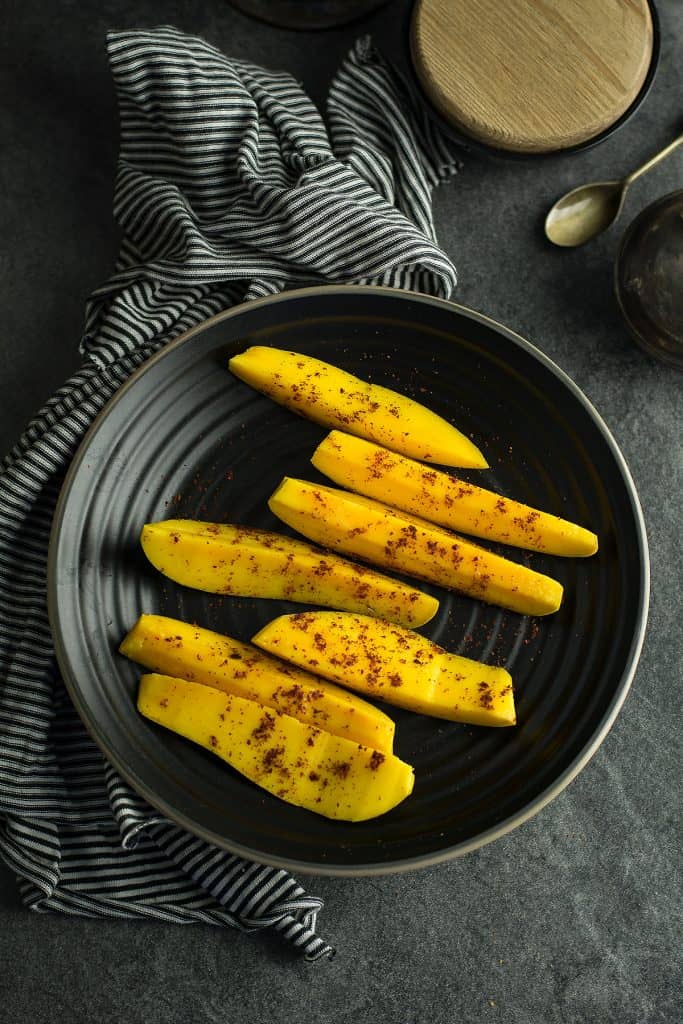 The simple recipe like this fresh and spicy mango chili does not require any kitchen skills.