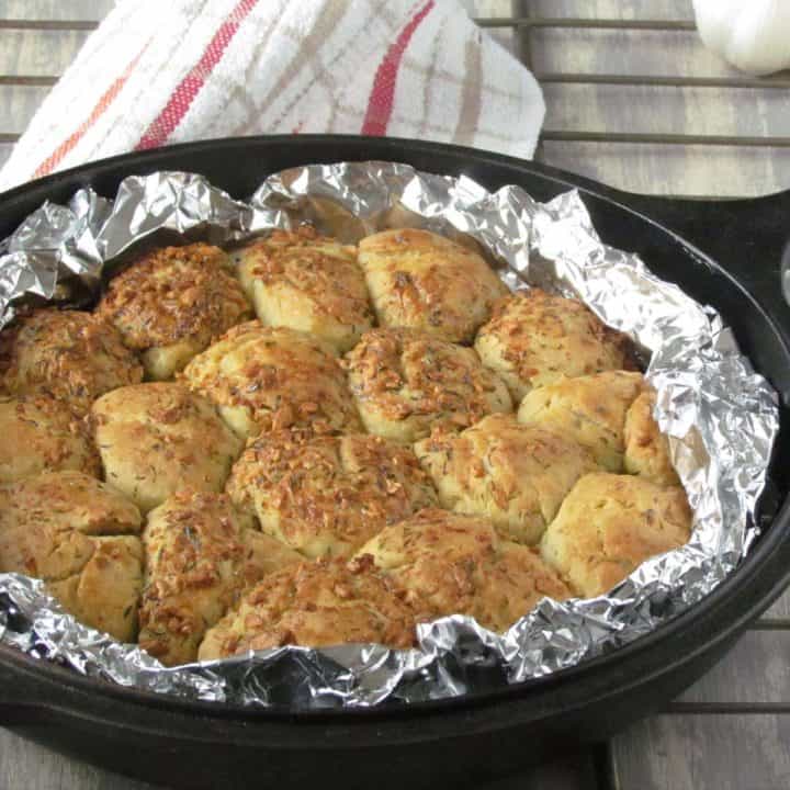 Garlic and herb pull apart bread, is delectable with easy to follow steps!