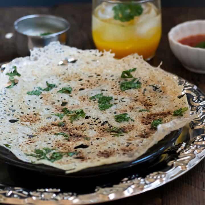 Instant and quick oats dosa, served with chutney!