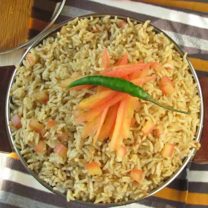 tomato rice made in South Indian spices, spicy and rich!