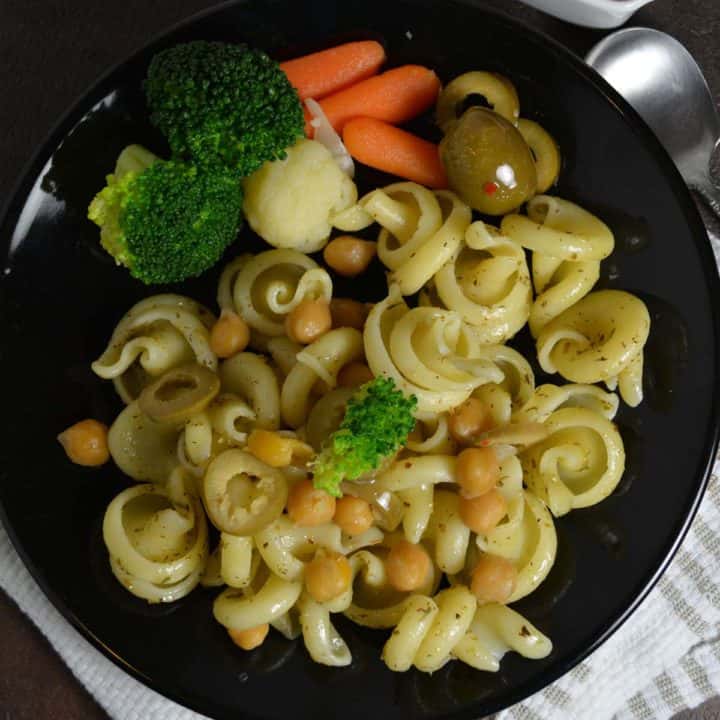 Spicy chickpea pasta, with delectable texture, served with vegetables.
