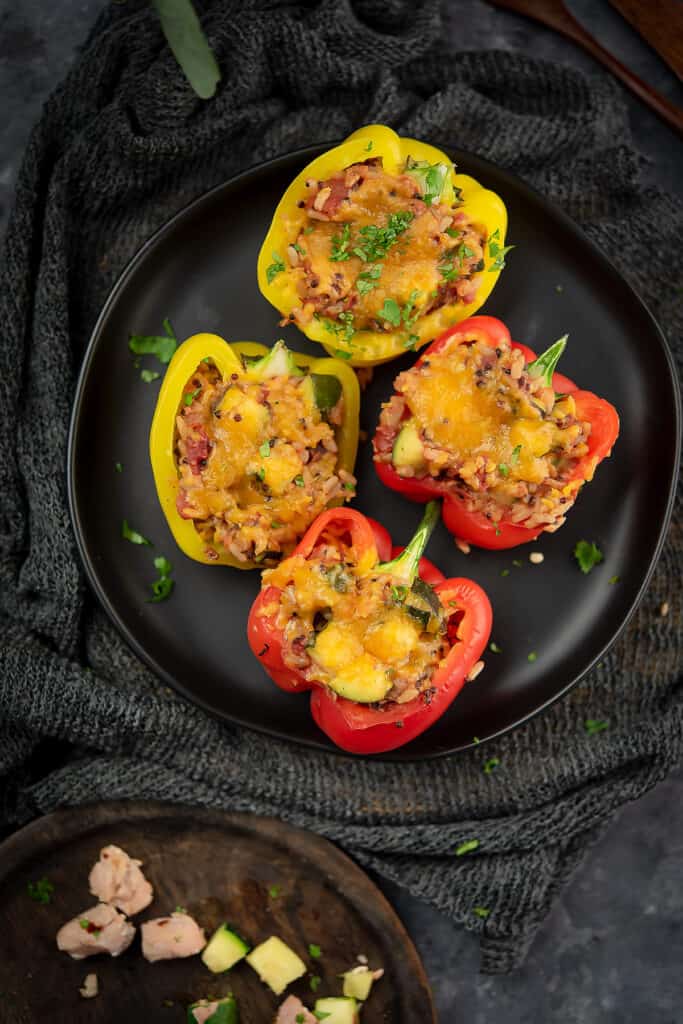 These stuffed salmon peppers are very easy and versatile. Made with zucchini, salmon, and brown rice, the combo with peppers tastes fabulous!