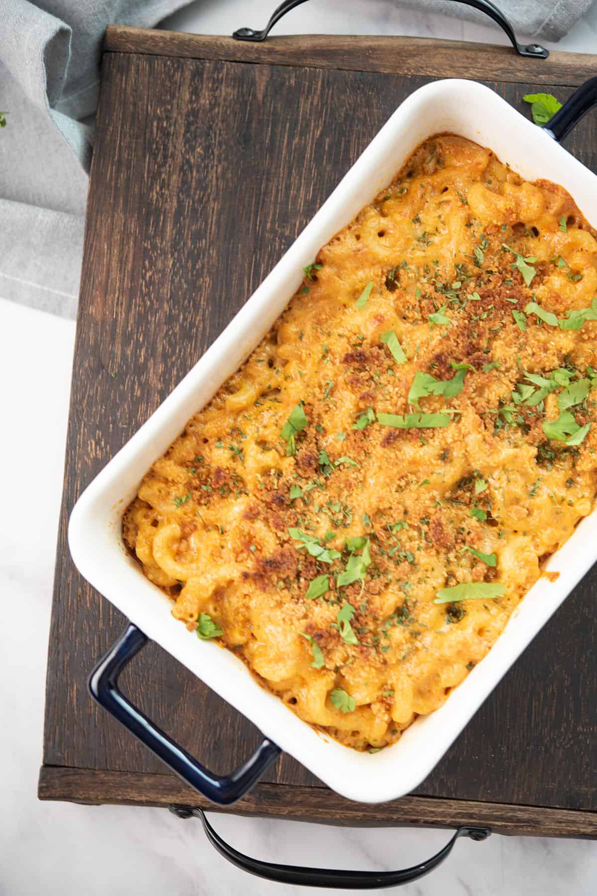 hot mac n cheese placed in a tray