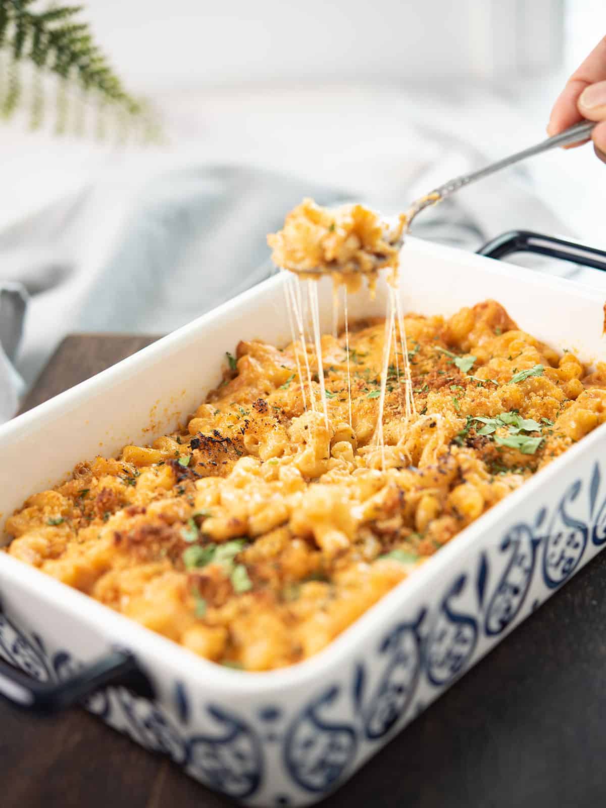 spicy mac and cheese, with the cheesy strings ready to serve