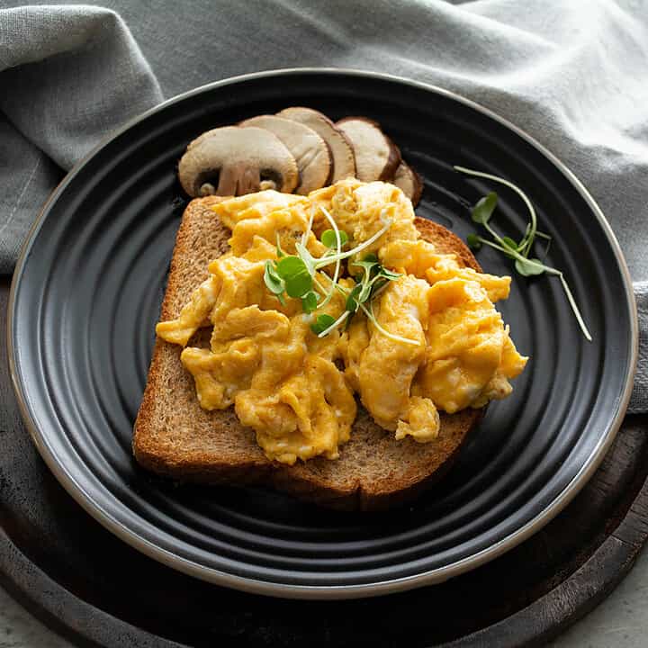 This Sriracha scrambled eggs tastes incredibly delicious with the creamy eggs with spicy twist from Sriracha sauce, made quickly in 10 mins.