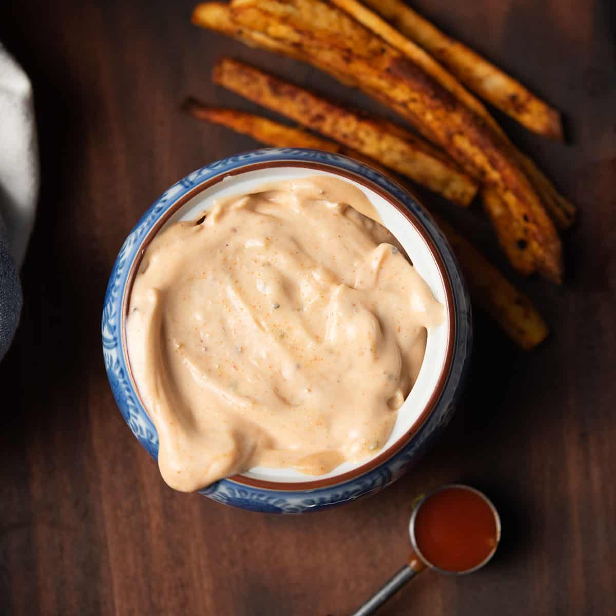 bbq aioli in a blue bowl