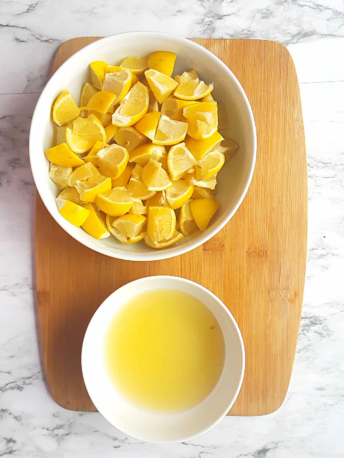 lemon slices and the lemon juices in the bowl