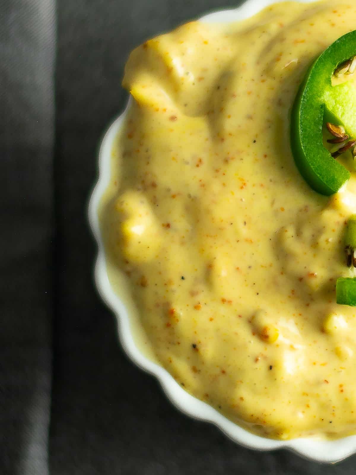 Final presentation of Cajun aioli ready to serve.