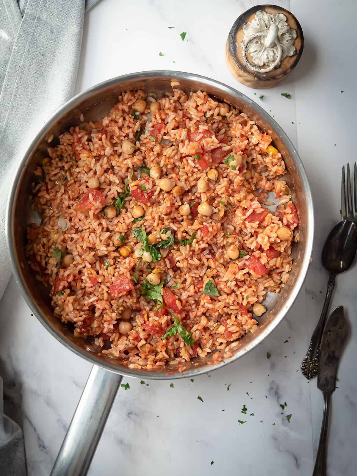 making the filling with chickpeas, rice, tomatoes