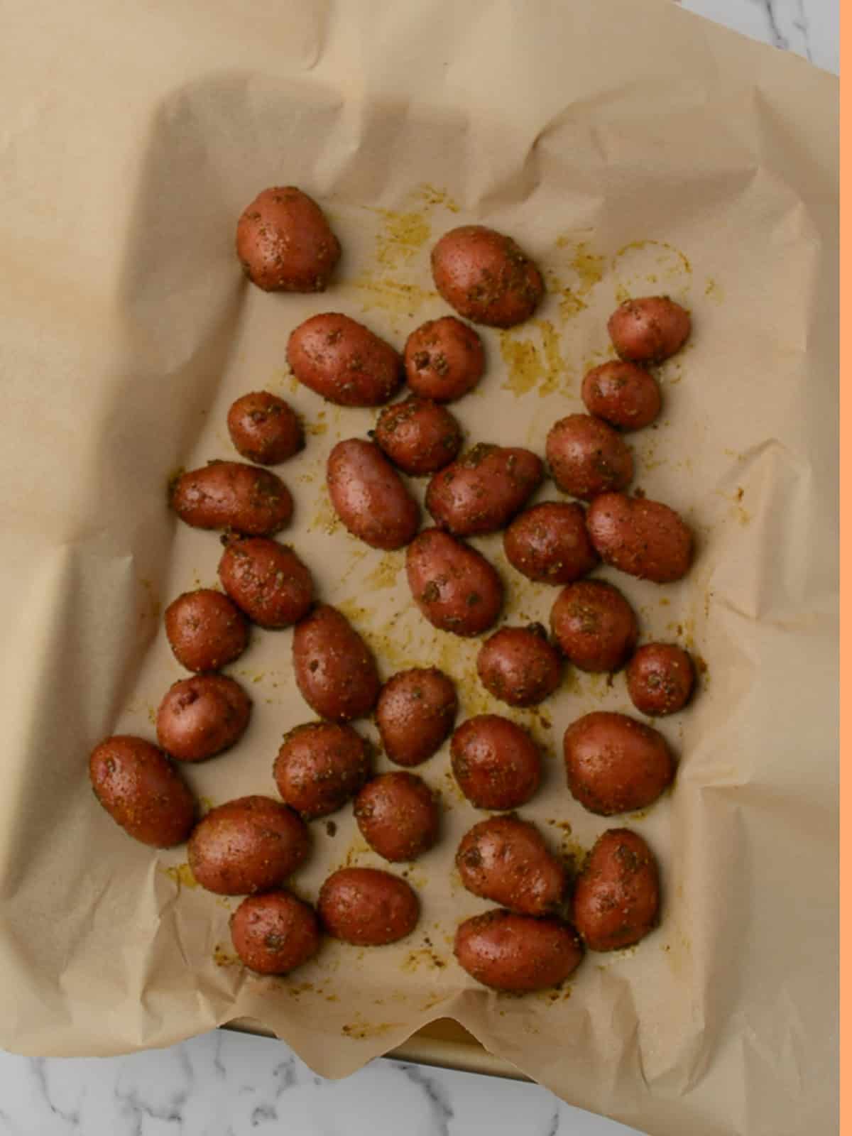 potato wedges placed in the baking tray