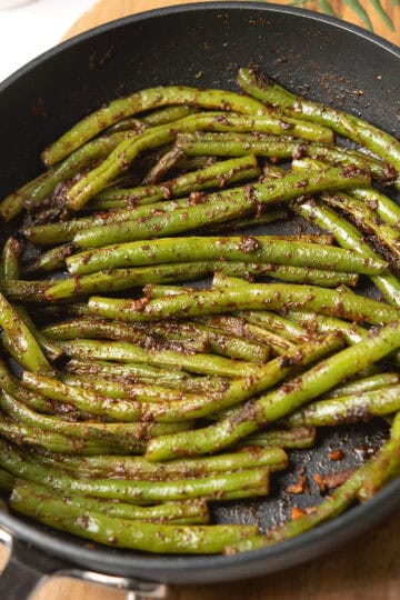a skillet with green beans for easy vegetable recipes