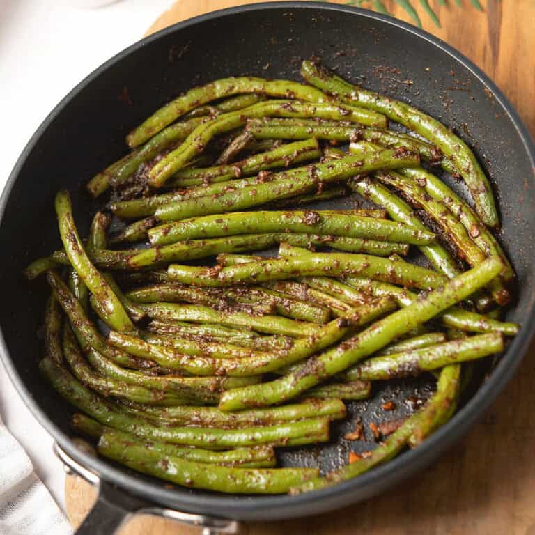 a skillet with green beans for easy vegetable recipes